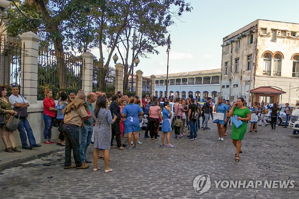 진동 느끼고 대피한 쿠바 아바나 시민들