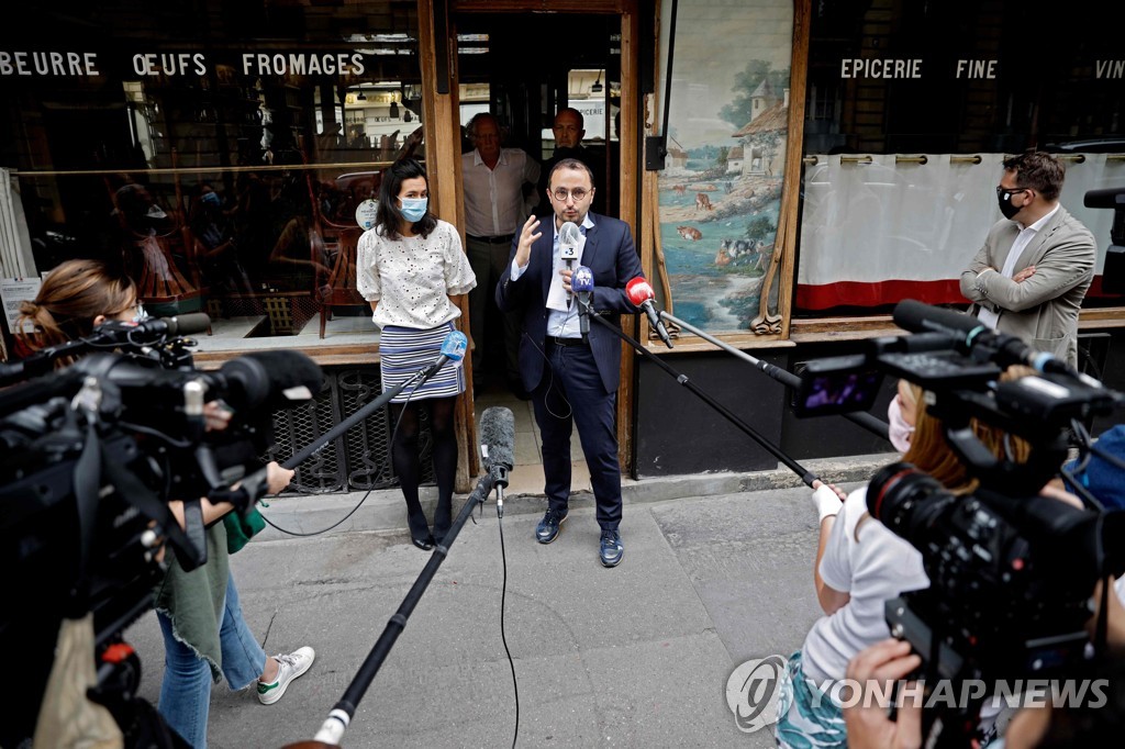 보험금 청구소송에서 승소한 스테판 마니골드 씨가 22일 파리 자신의 레스토랑 앞에서 기자회견을 하고 있다. [AFP=연합뉴스]