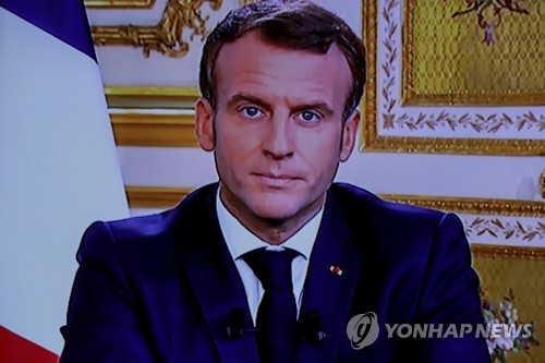 프랑스령 누벨칼레도니 독립투표 결과를 환영하는 에마뉘엘 마크롱 프랑스 대통령