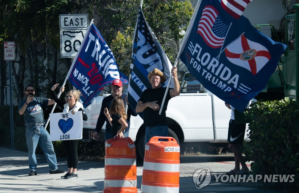 지난달 27일(현지시간) 미국 플로리다주 웨스트팜비치에서 도널드 트럼프 대통령 지지자들의 모습