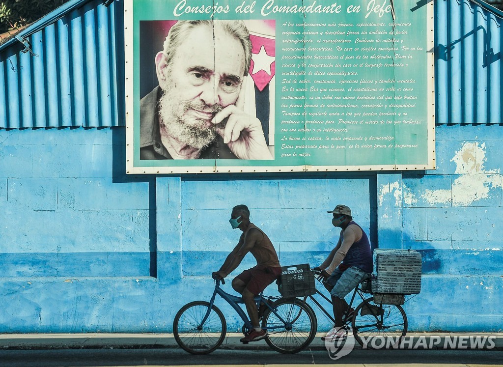 피델 카스트로 사진이 걸린 쿠바 아바나 거리