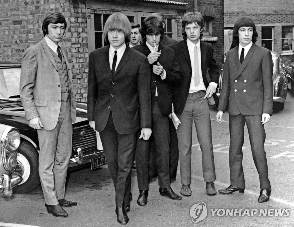[AFP=연합뉴스 자료사진] 1965년 롤링 스톤즈 멤버들과 함께 한 찰리 와츠(가장 좌측) 