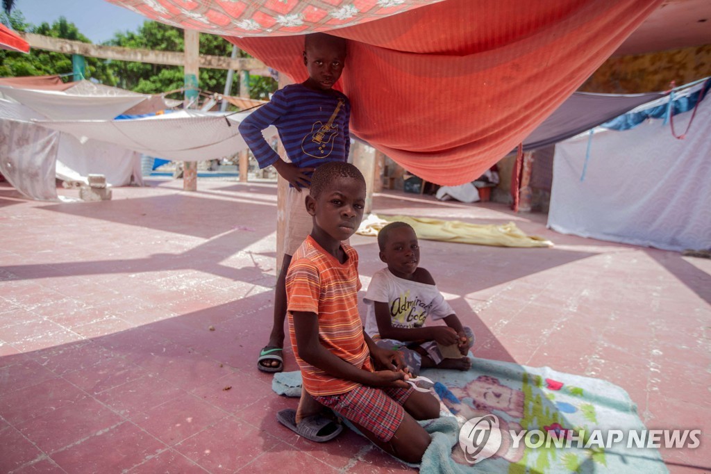 23일(현지시간) 아이티 레카이의 천막 아래서 쉬고 있는 지진 피해 아이들