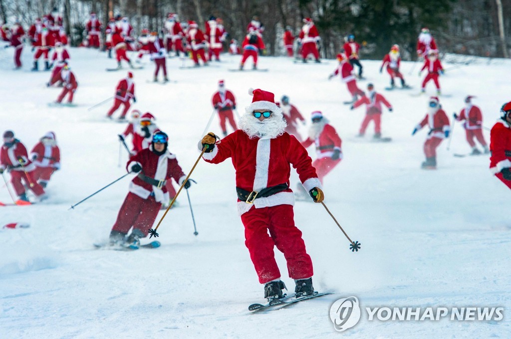 ′씽씽, 스키 타고 왔다네′…미 메인주 뉴리 ′산타 선데이′ 행사