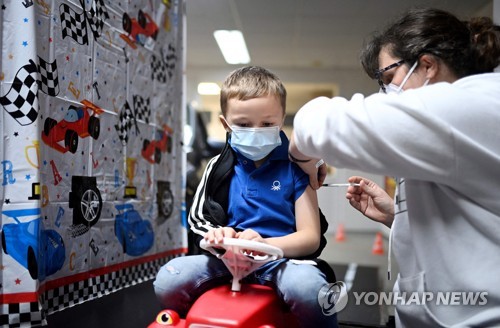 코로나19 백신 접종받는 5세 어린이