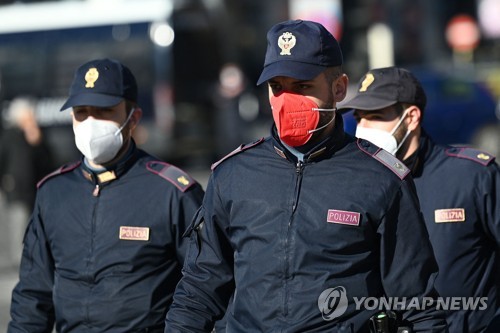 패션에 예민한 이탈리아 경찰, 분홍색 마스크 보급에 '술렁'
