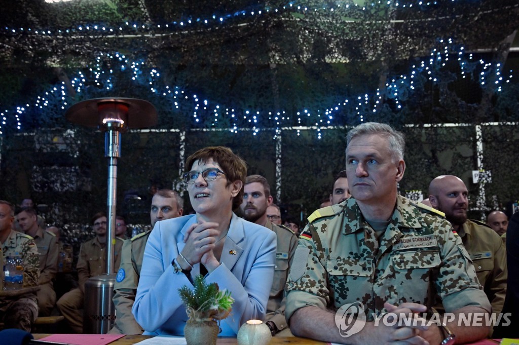 독일 국방장관과 해군총감 카이아힘 쇤바흐(오른쪽). 2019년 사진.