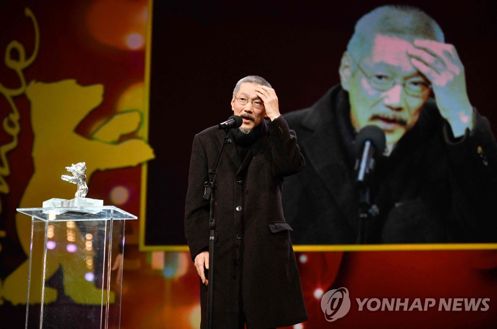 (LEAD) Korean director Hong Sang-soo wins grand jury prize for 'The Novelist's Film' at Berlin film fest