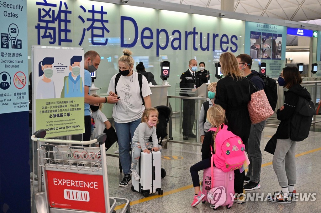 (AFP=연합뉴스) 지난 6일 홍콩 국제공항의 출국장 모습. 2022.3.18.