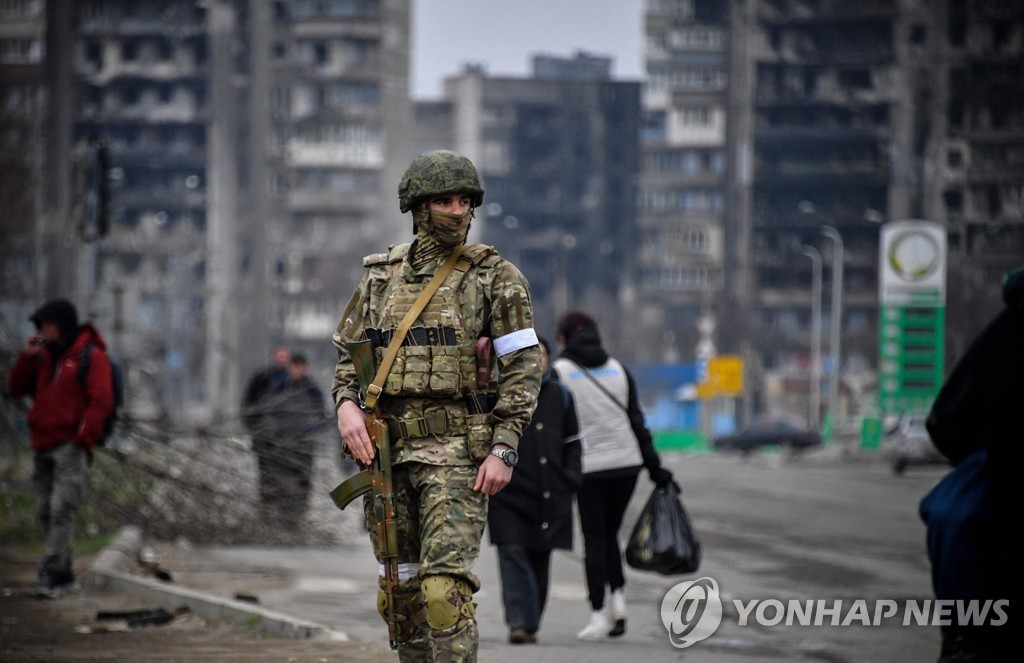 우크라이나 마리우폴 거리를 순찰하는 러시아 군인