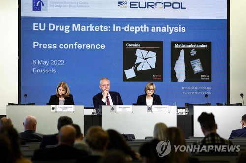 EMCDDA 및 유로폴 관계자들이 5월 유럽 내 마약 문제를 다루는 합동 기자회견에 참석한 모습