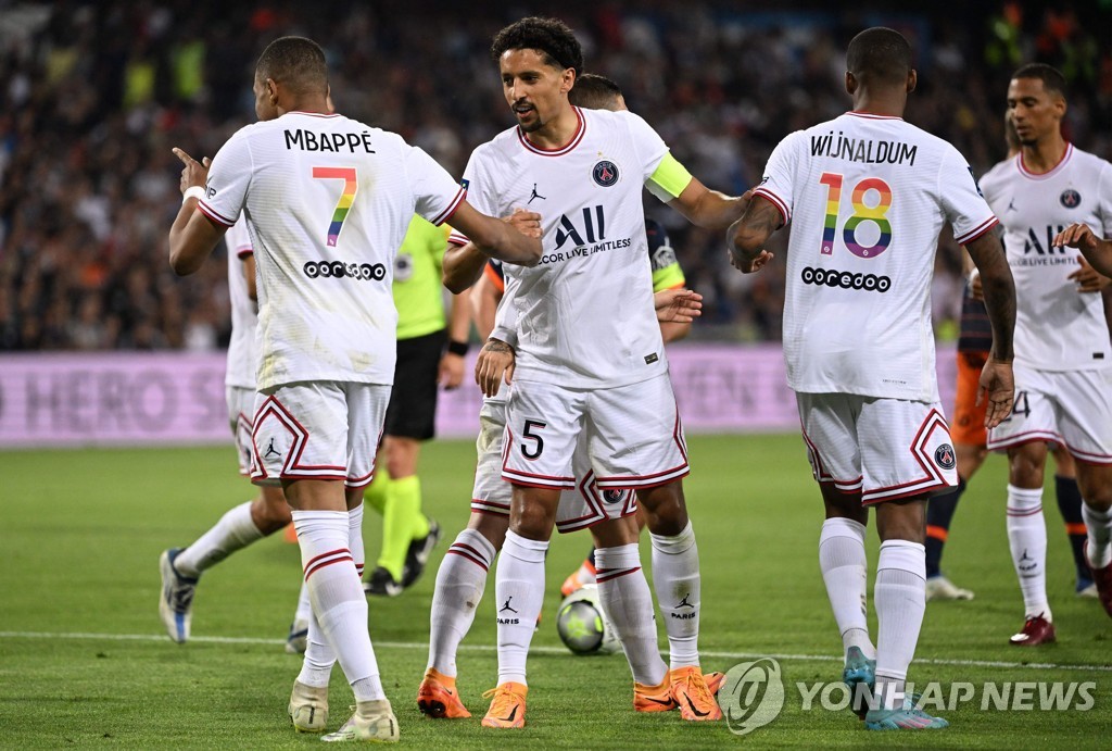 무지개색 등번호를 단 PSG 선수들