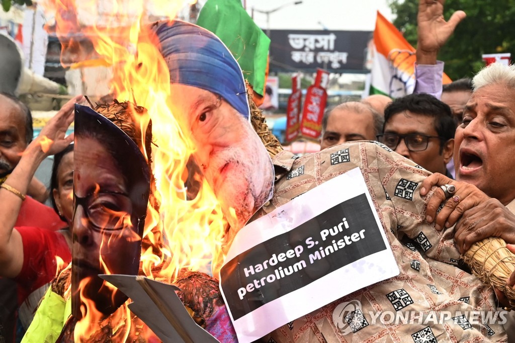 2일 연료가격 상승에 항의하는 인도 시위대