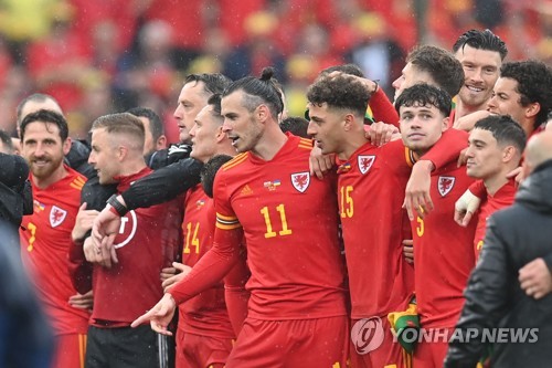 기뻐하는 웨일스 축구대표팀 선수들