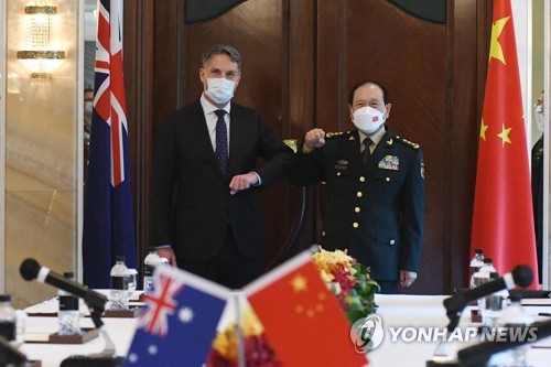 호주-중국 국방장관 3년 만에 회담…"생산적 관계 중시"