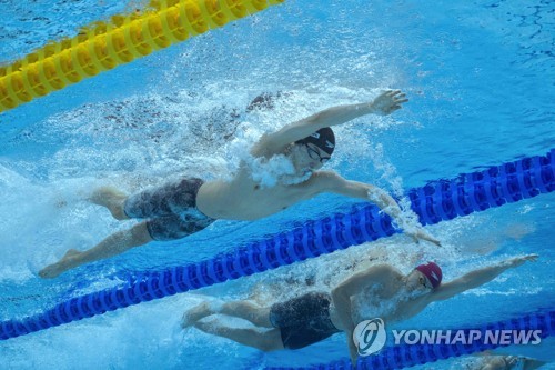 In this AFP photo, Hwang Sun-woo of South Korea (L) and James Guy of Britain compete in the final for the men's 4x200m freestyle relay during the FINA World Championships at Duna Arena in Budapest on June 23, 2022. (Yonhap)