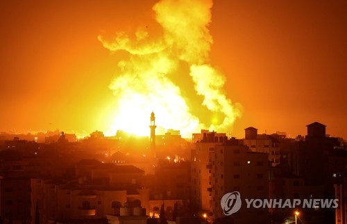 이스라엘, 전투기 동원해 가자지구 공습…총격 대응