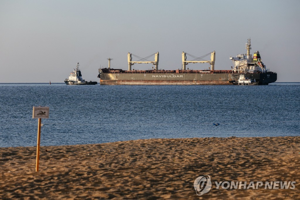 5일(현지시간) 우크라이나 초르노모르스크항에서 우크라이나산 곡물을 실은 선박이 영국을 향해 출항하고 있다.