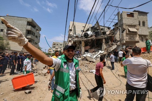 무너진 건물 잔해에서 구조 작업하는 팔레스타인 당국