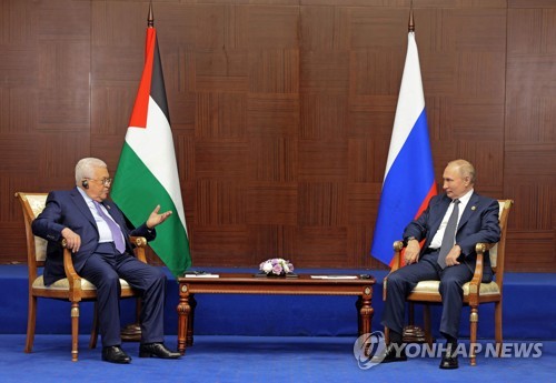 팔레스타인 수반, 푸틴 만나 "미국 못믿지만 러시아엔 만족"