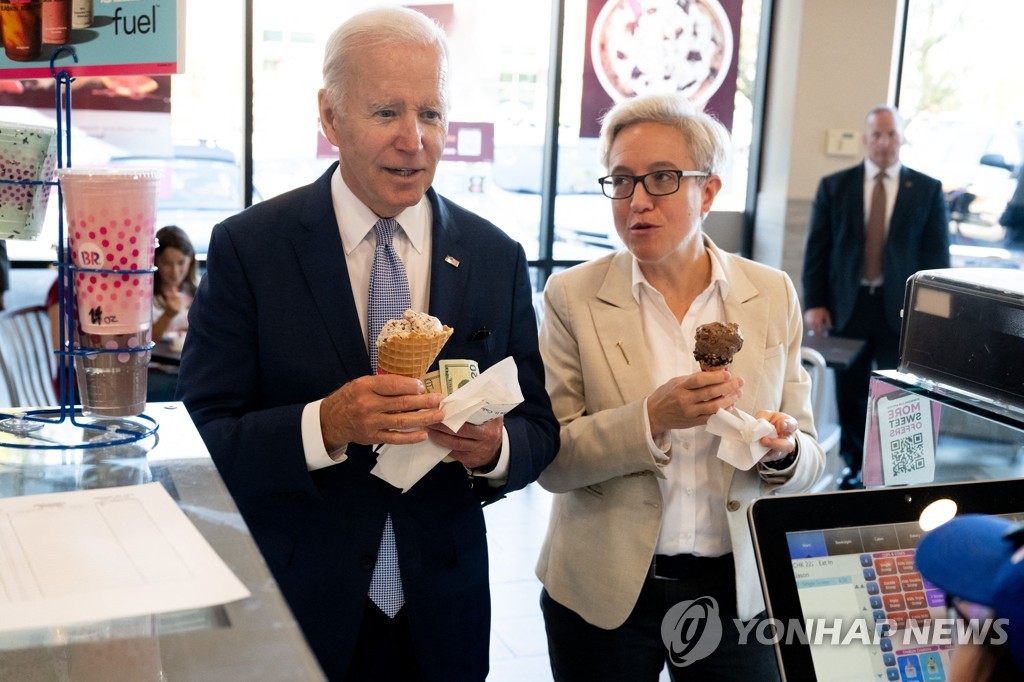 15일(현지시간) 오리건주 아이스크림 가게에서 바이든 미국 대통령(왼쪽)이 오리건주 주지사 후보로 출마한 티나 코텍과 함께 있는 모습. [AFP=연합뉴스]