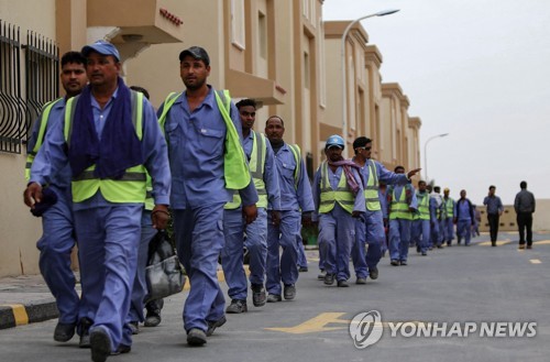 카타르 축구 경기장 건설 현장의 외국인 노동자들