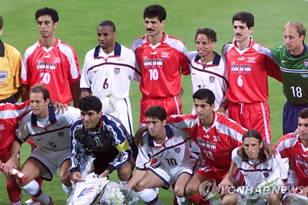 1998년 함께 사진을 찍는 이란과 미국 선수들