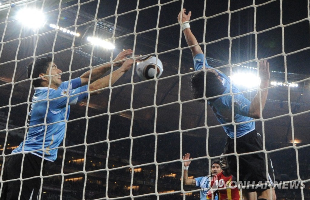 2010년 남아공 월드컵 가나와 8강전에서 손으로 슈팅 막는 수아레스