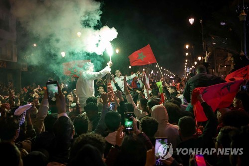 모로코 축구대표팀의 2022 월드컵 8강 진출을 축하하는 모로코 라바트의 팬들.