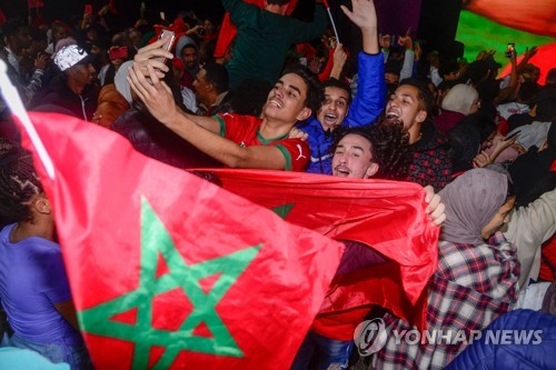 모로코 카사블랑카에서 8강 진출을 자축하는 모로코 축구팬들.