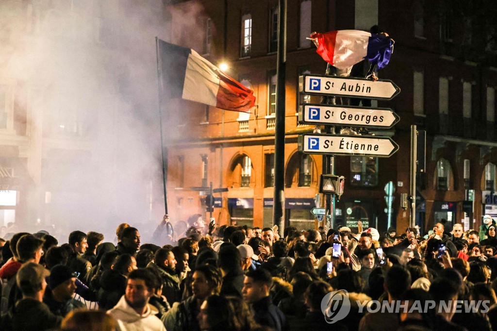 프랑스 툴루즈에 모인 축구 팬들