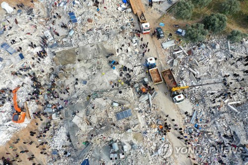 구조 작업이 진행 중인 시리아 지진피해 현장
