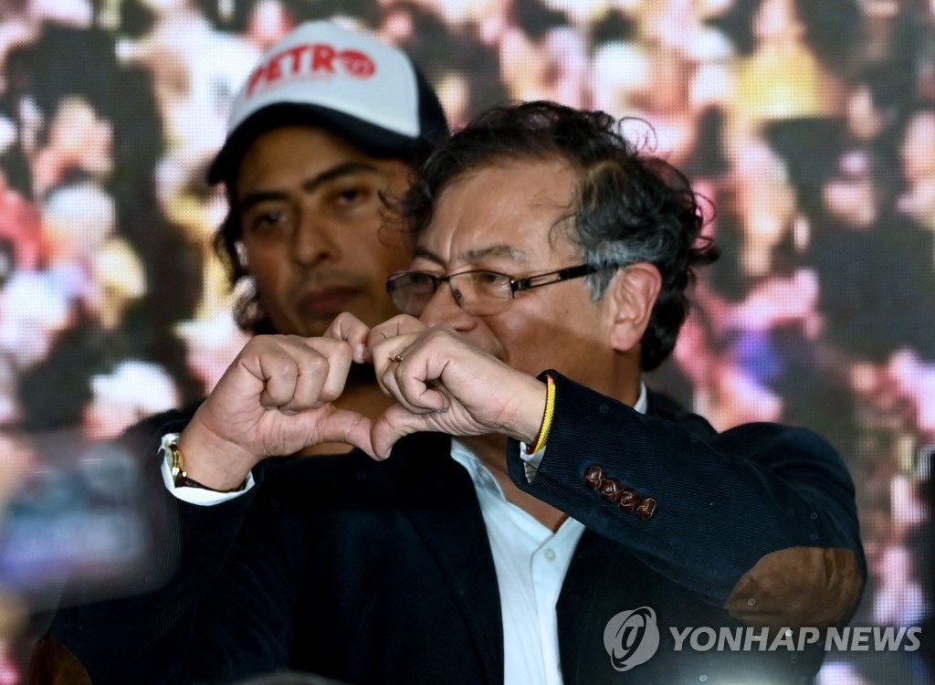 지난해 페트로 대선 캠페인 당시 부친과 함께 자리한 니콜라스 페트로 부르고스
