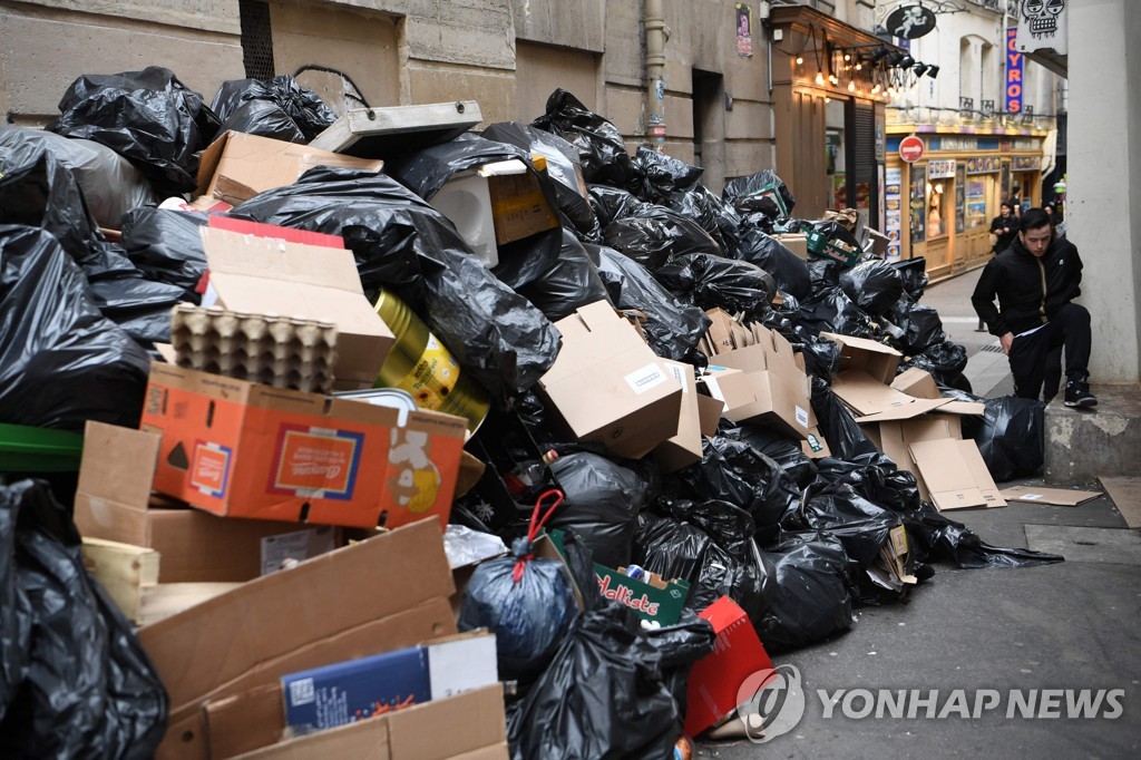 연금 개혁 반대 파업으로…파리 길거리에 쌓인 쓰레기 더미