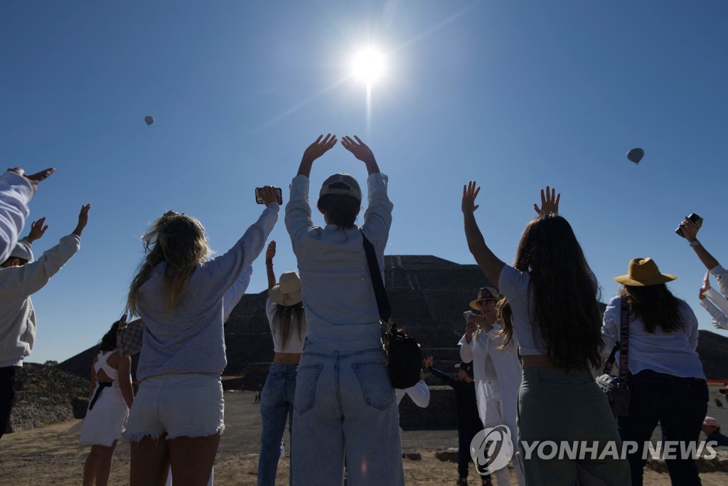 '춘분일 맞이'…멕시코 피라미드 앞에서 태양 에너지 받는 사람들