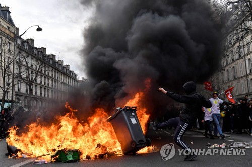 연금 개혁 반대 시위로 불타는 프랑스 파리 길거리