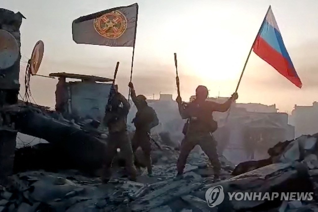 러시아 국기 든 바그너그룹 용병