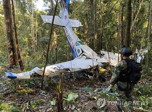 지난달 1일(현지시간) 아마존 정글에 추락한 소형 비행기 모습 