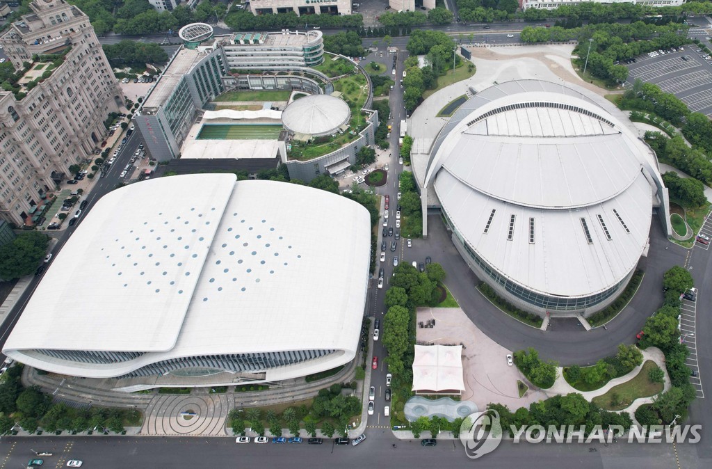 Esta foto aérea tomada por AFP el 14 de junio de 2023 muestra el natatorio (izquierda) y el gimnasio del Centro Deportivo Yellow Dragon, sedes de los XIX Juegos Asiáticos en Hangzhou, China.  (Yonhap)