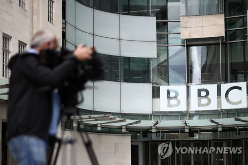 BBC, 진행자 10대 성적 사진 매수 의혹에 위기…정부 조사 촉구