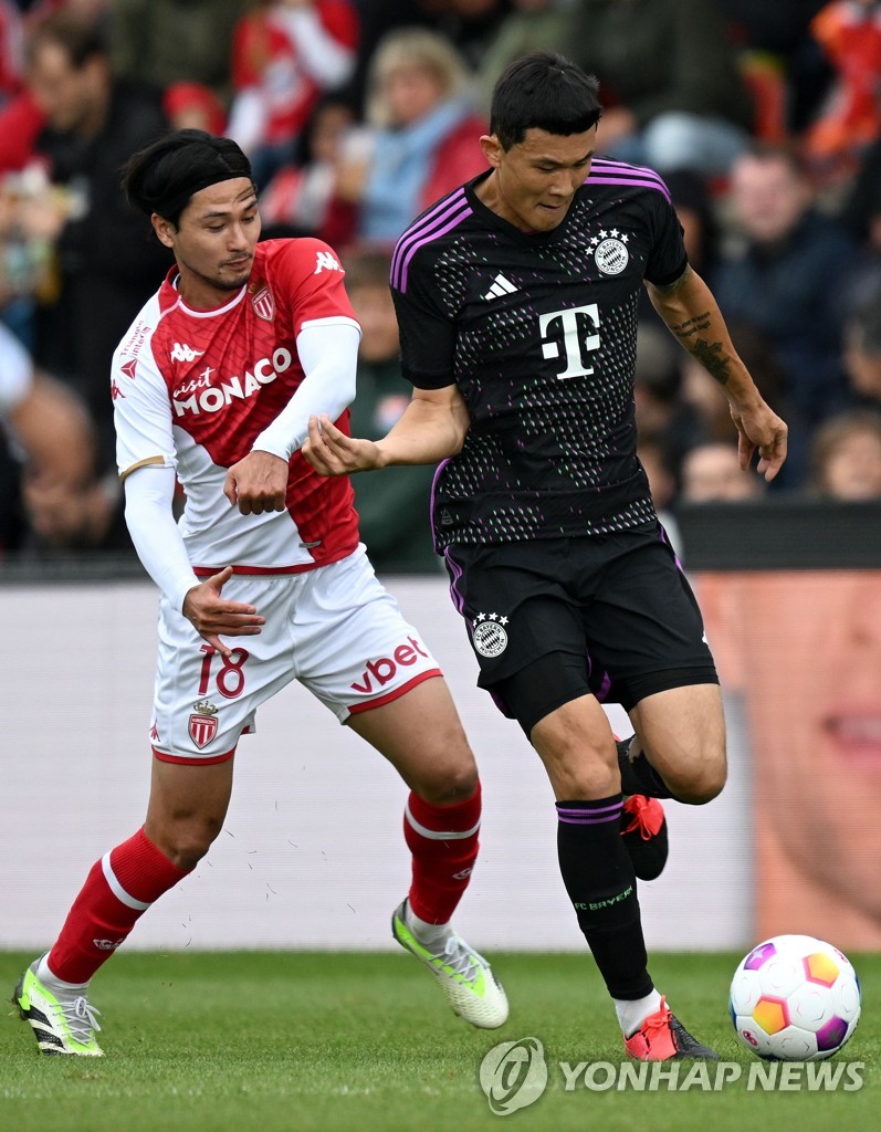 Op deze AFP-foto probeert Kim Min-jae van Bayern München (R) Takumi Minamino van AS Monaco in bedwang te houden tijdens een pre-season vriendschappelijke wedstrijd in het Alpenbauer Sportpark in Unterhaching, Duitsland, op 7 augustus 2023. (Yonhap)
