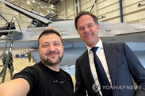 물러날 네덜란드 총리 '우크라 F-16 지원' 쐐기에 정치권 발끈