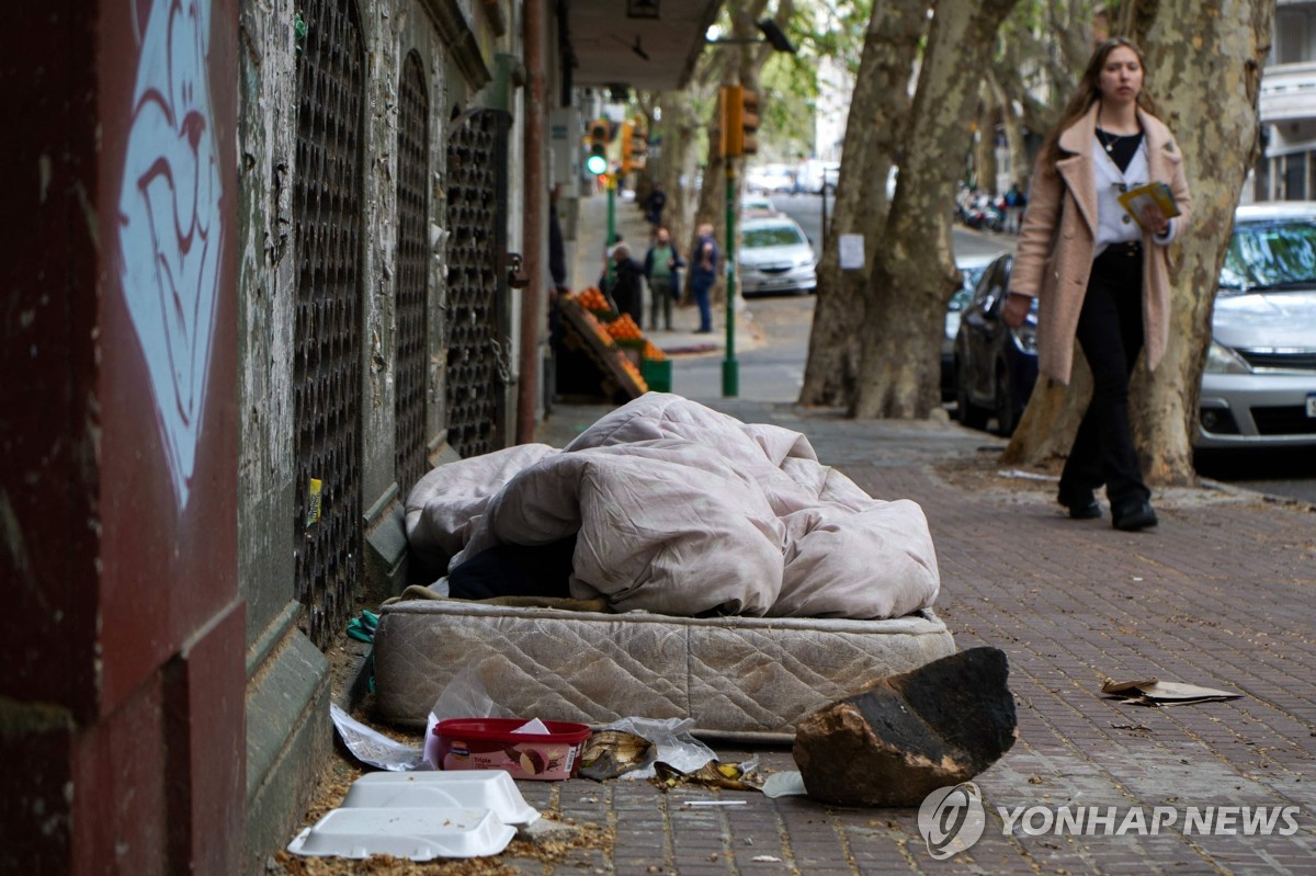 우루과이 몬테비데오 거리의 노숙자