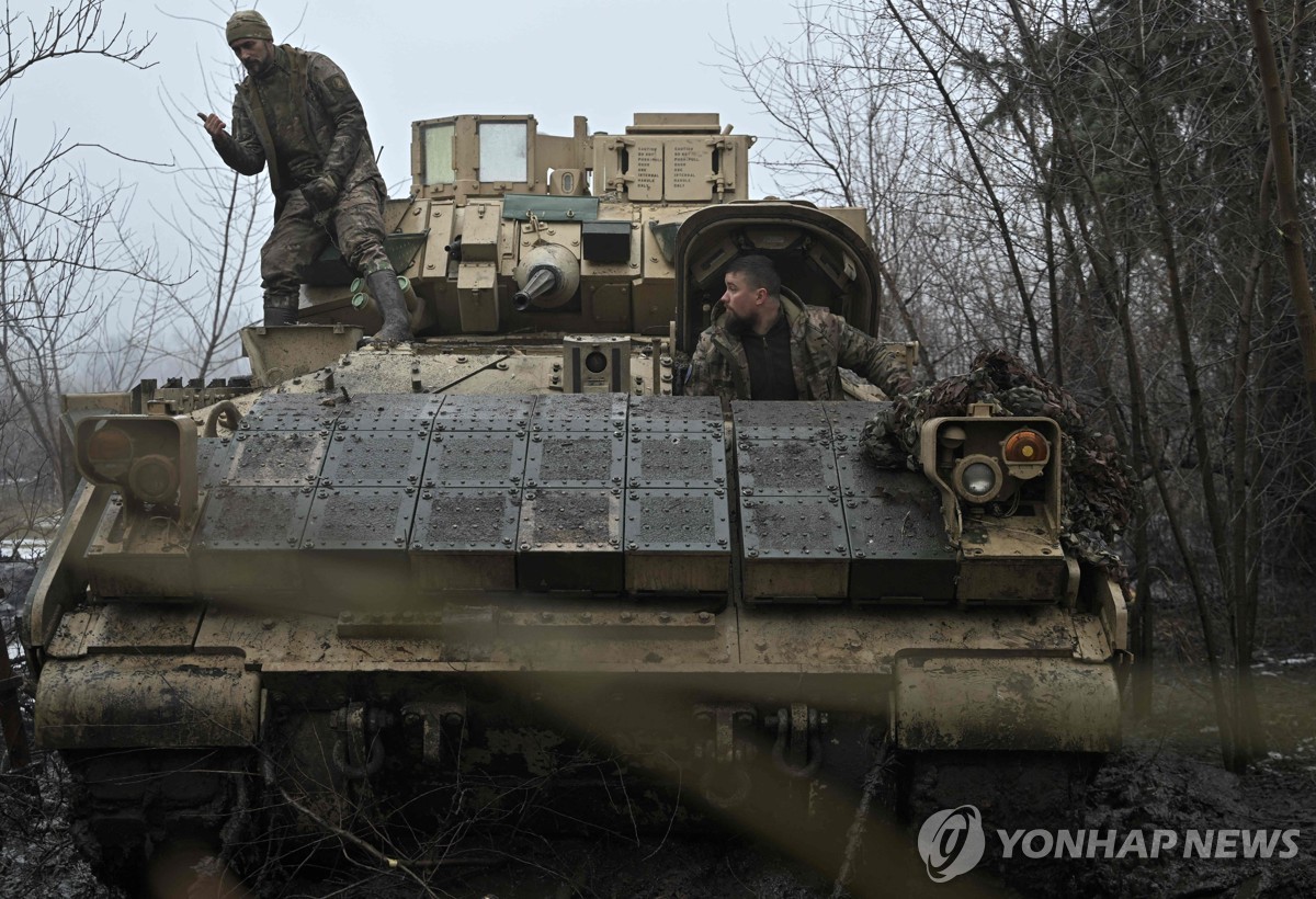 아우디이우카 전선에 배치된 우크라이나 47기계화보병여단 소속 브래들리 전투차량