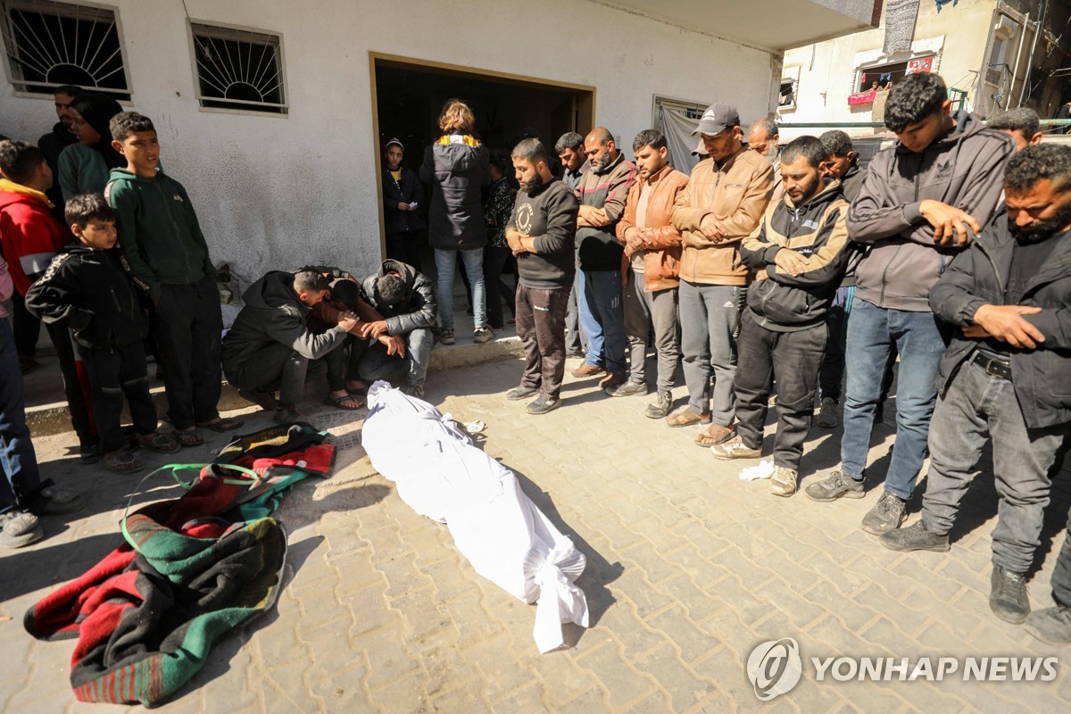 구호품을 받으려다 숨진 가족을 애도하는 팔레스타인인들