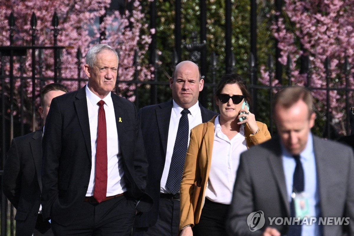 백악관에서 나오는 네타냐후 '정치 라이벌'