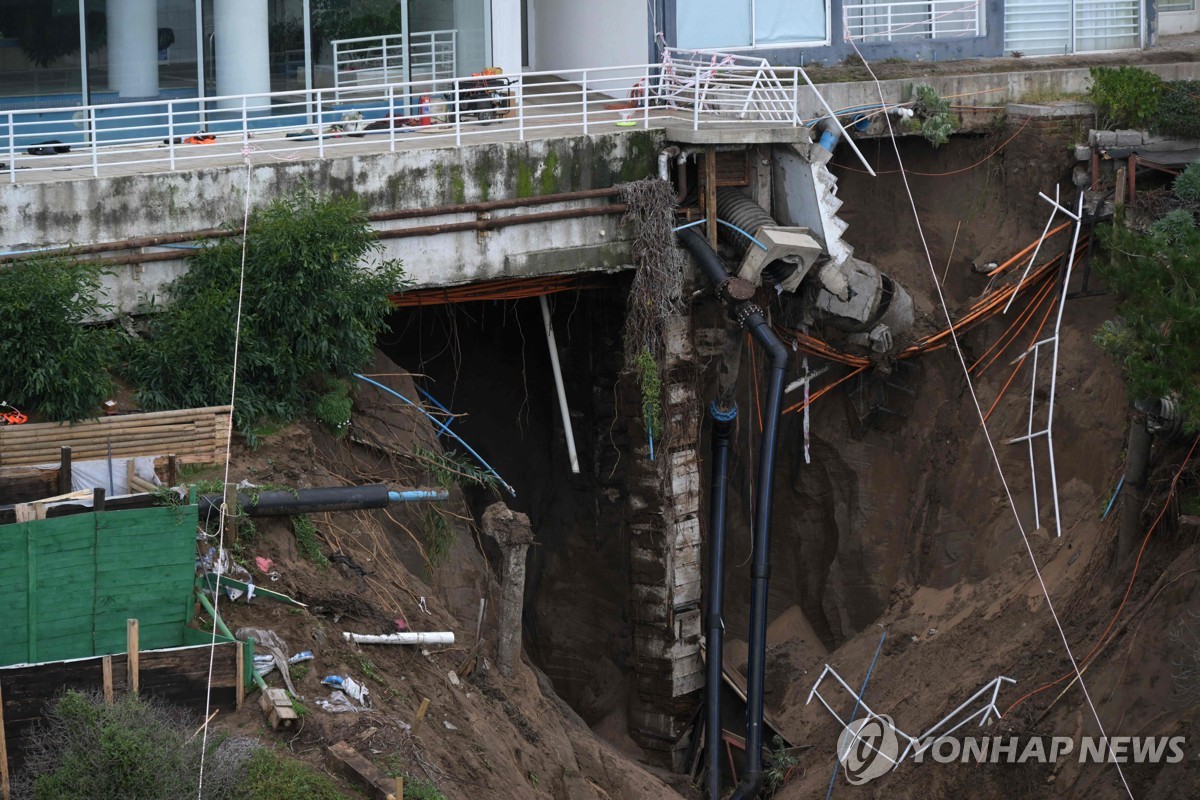 싱크홀에 위태로운 칠레 아파트 건물