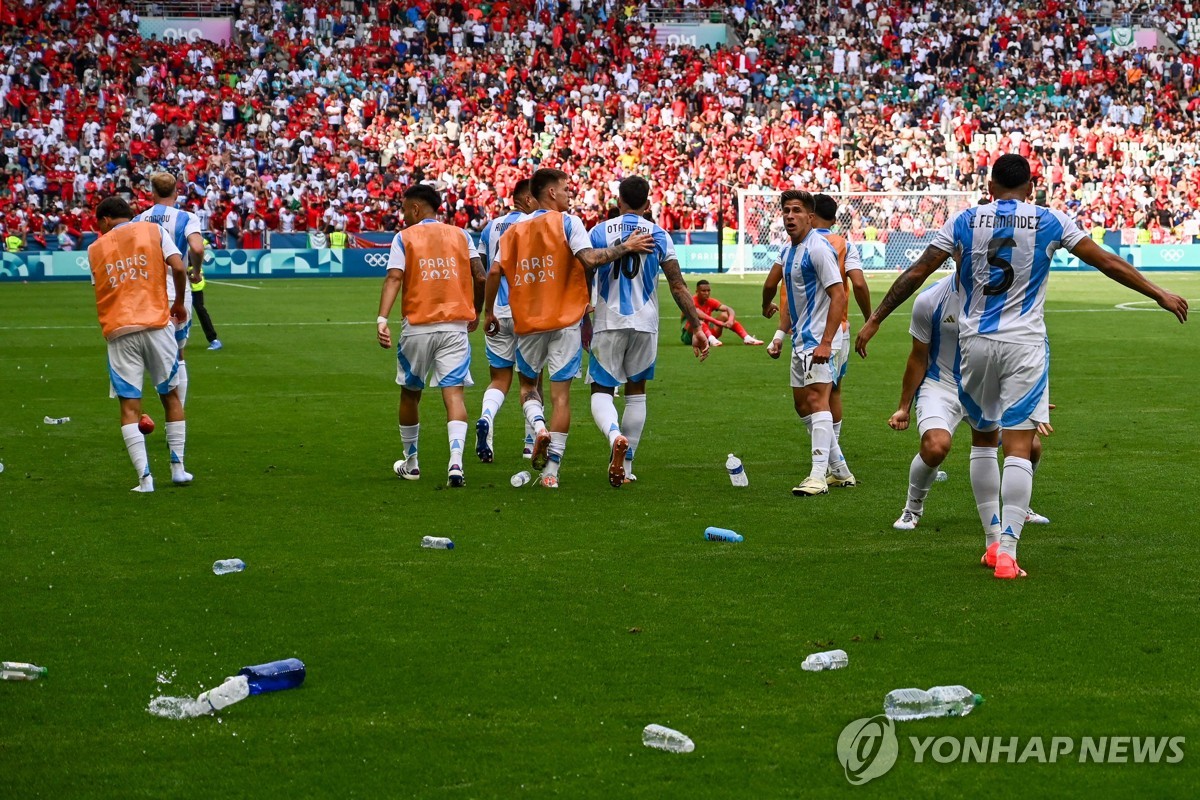 아르헨티나 선수들에게 날아온 물병