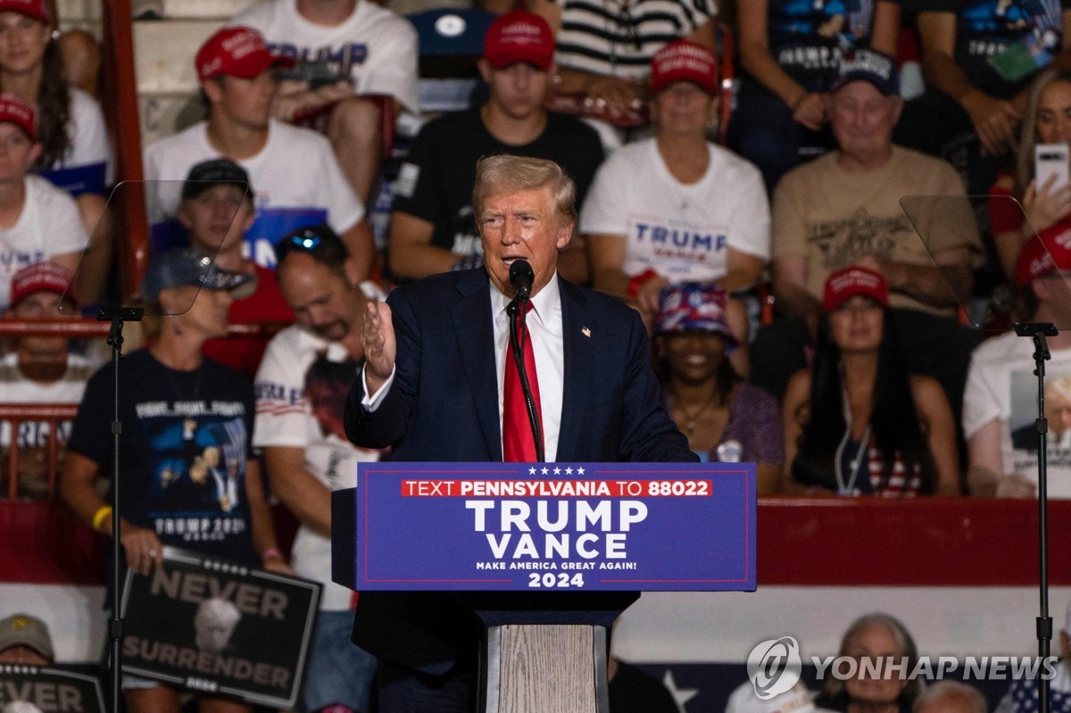 El expresidente Donald Trump habla en un mitin de campaña en el New Holland Arena en Harrisburg, Pensilvania, el 31 de julio de 2024, en esta foto difundida por AFP. (Yonhap)