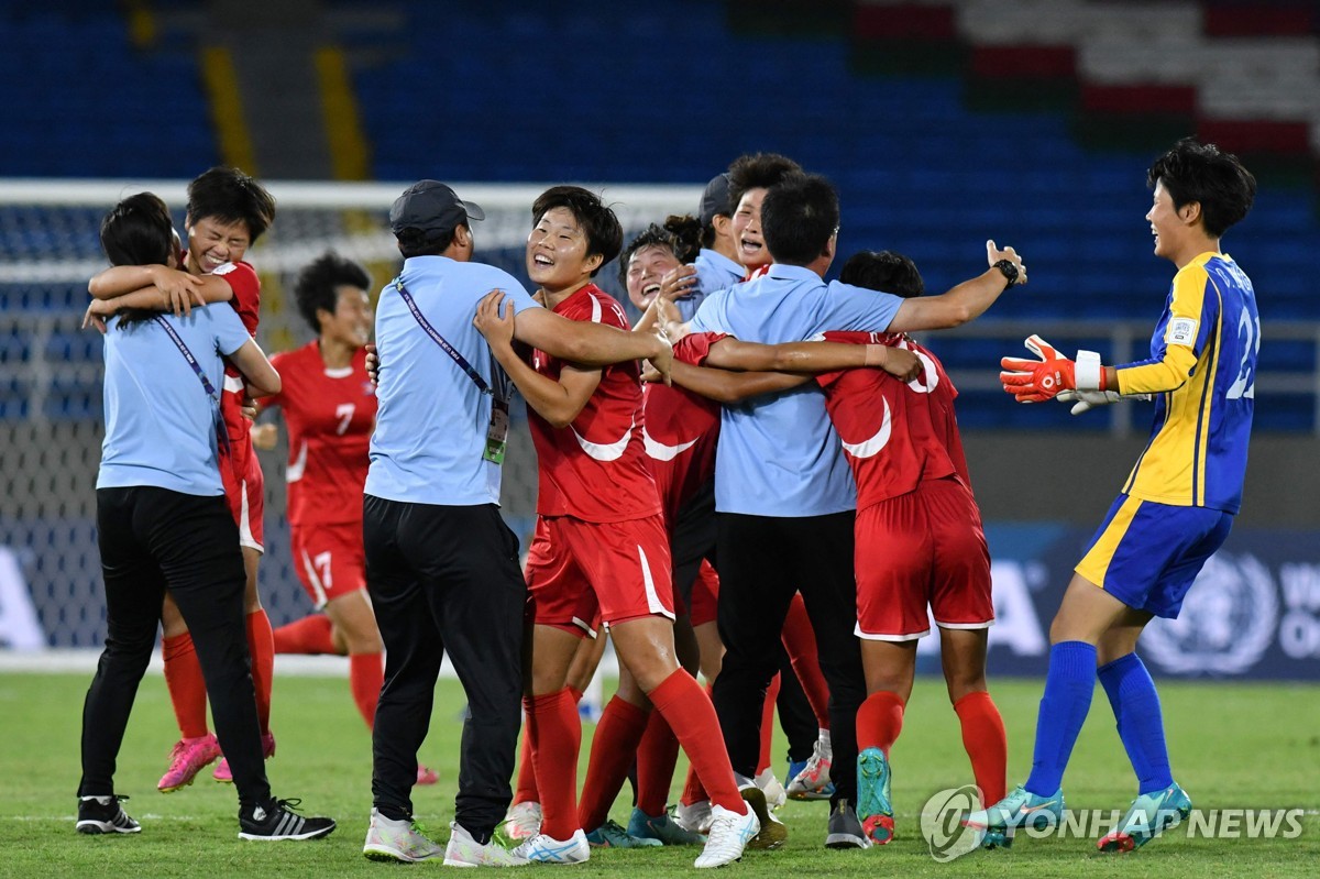 승리를 기뻐하는 북한 U-20 여자 대표팀 선수들